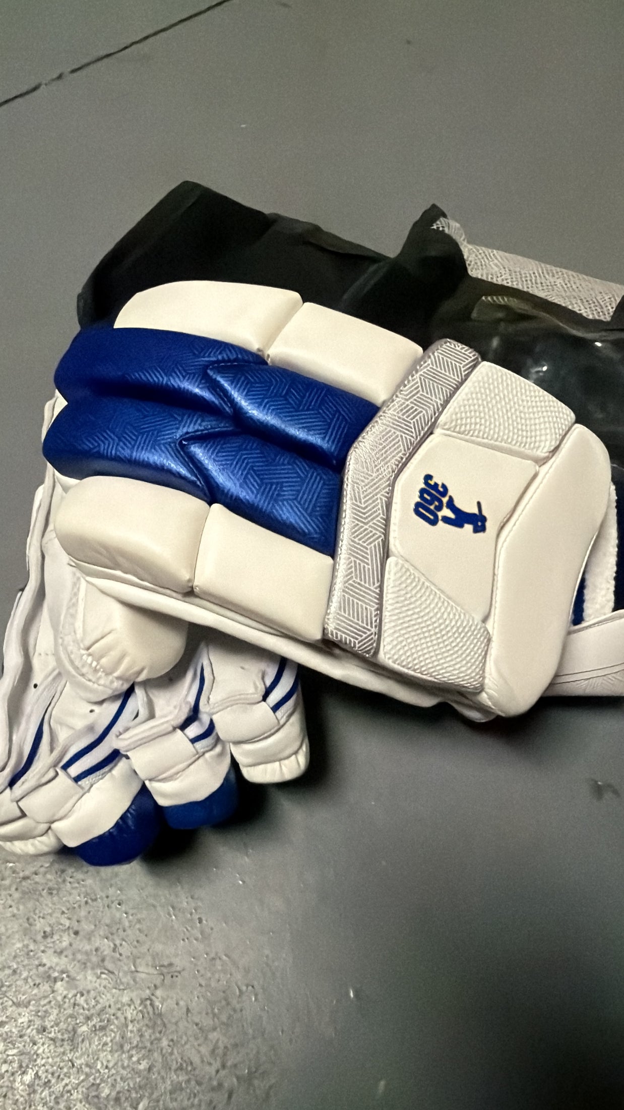 EM - 360 Legacy Batting Gloves