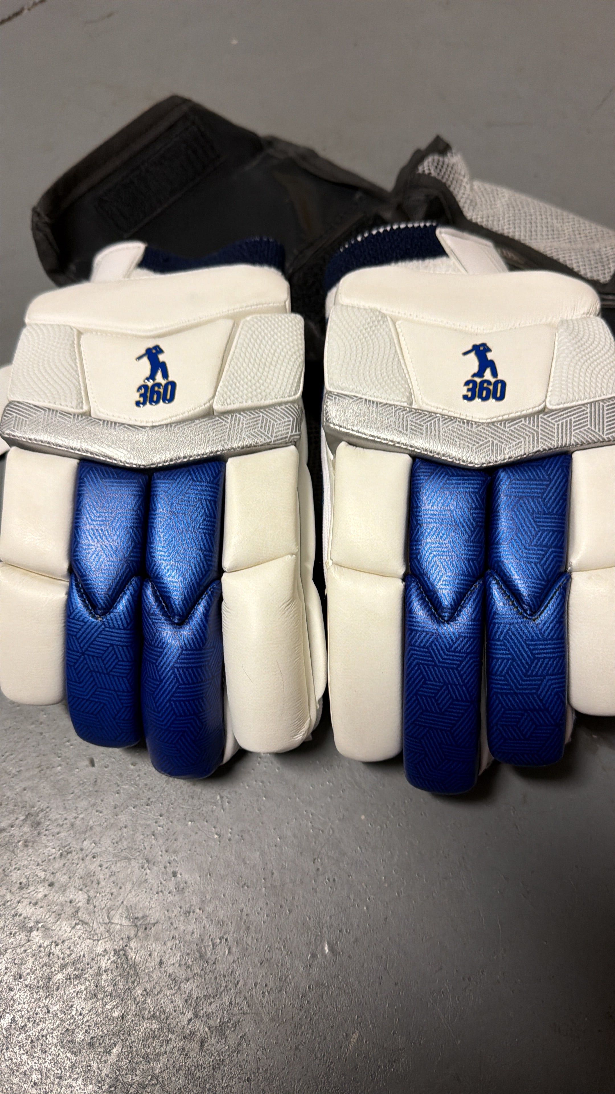 EM - 360 Legacy Batting Gloves